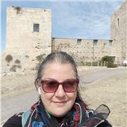 Laureata in lettere e archeologa impartisce lezioni in materie umanistiche per ragazzi delle scuole medie e del liceo